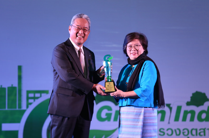 Mr. Sakurai, Canon Hi-Tech (Thailand),  accepted the award trophy at the ceremony