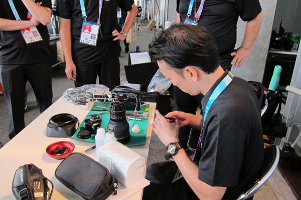 A technician repairs a broadcast lens(Sep. 21, Yokohama)