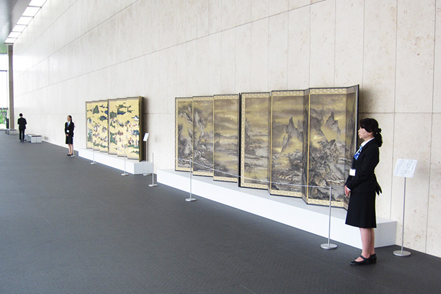 The screens displayed in the Grand Lobby of the Heisei Chishinkan Wing