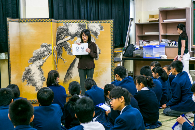 Ms. Sato conducts the Olympic and Paralympic educational activities