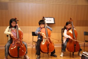 楽器演奏に熱心に取り組む子どもたち（2008年実施時）