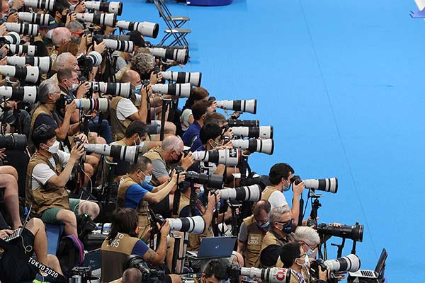 Photographers using the most-favored	Canon white lenses