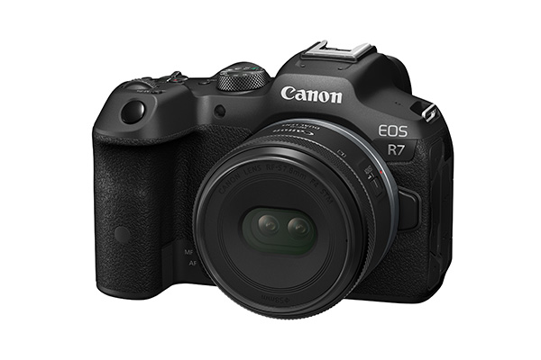 Image of lens equipped to EOS R7 camera