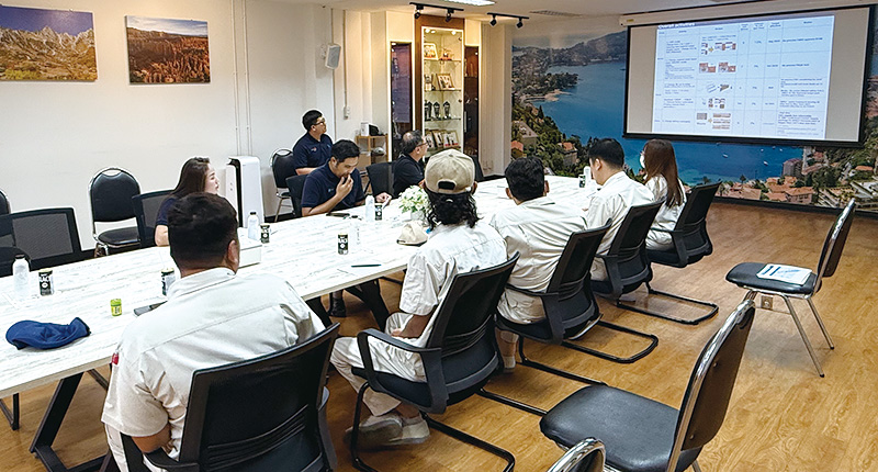 Meeting with suppliers (rear)