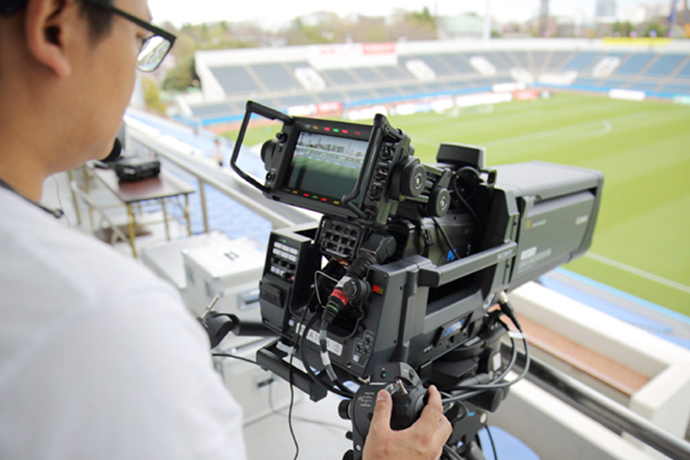 Adjusting focus with a controller while looking through the viewfinder.