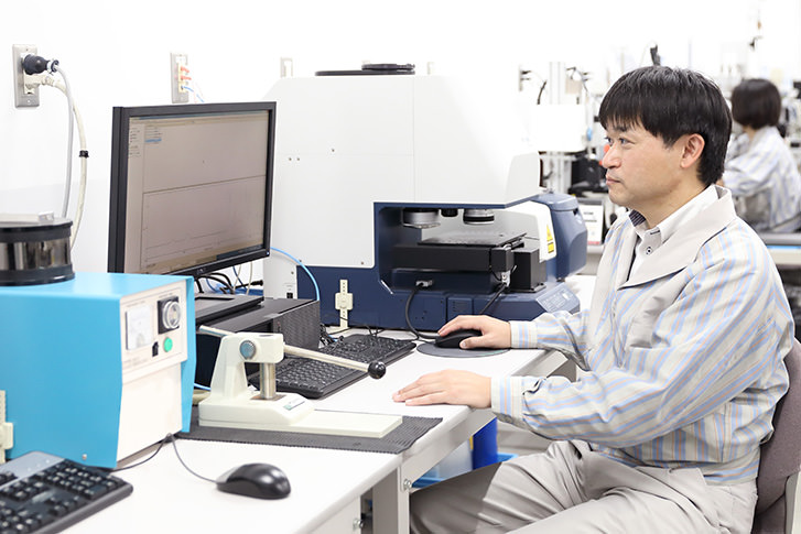 Portrait photography of Hirokazu Onoe at his workplace