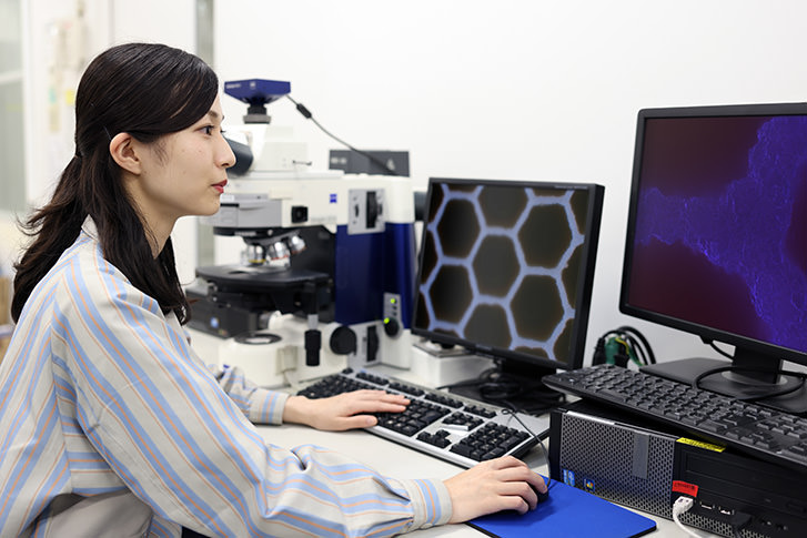 As an engineer in the commercialization promotion department, she works on further improving of materials
