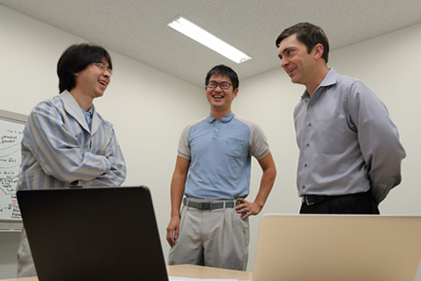 Image of a meeting with a business traveler from CNT