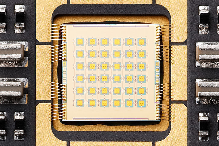 This image shows a 3.2‑millimeter square semiconductor chip with 36 patch antennas, each formed by two RTDs and integrated with transmission components.