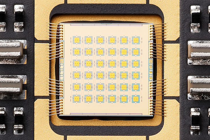 36 patch (flat) antennas are arranged in a 6x6 array on a semiconductor chip that measures 3.2mm on each edge. Each antenna consists of two RTDs.