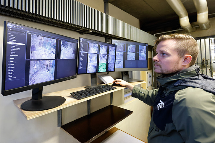 A zookeeper uses XProtect to monitor animals