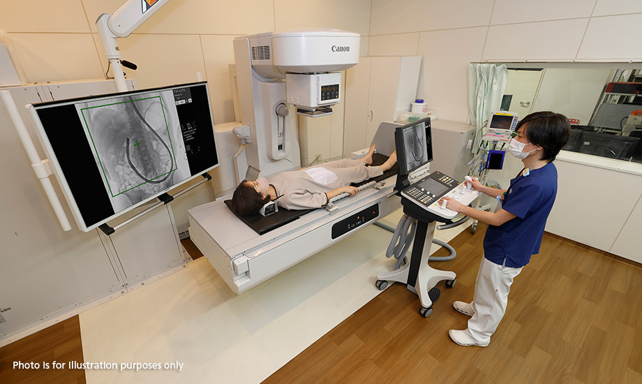 The system is particularly compact in depth, allowing the doctor to stand to the left, right or front of the X-ray table in a natural posture at all times for safer treatment.