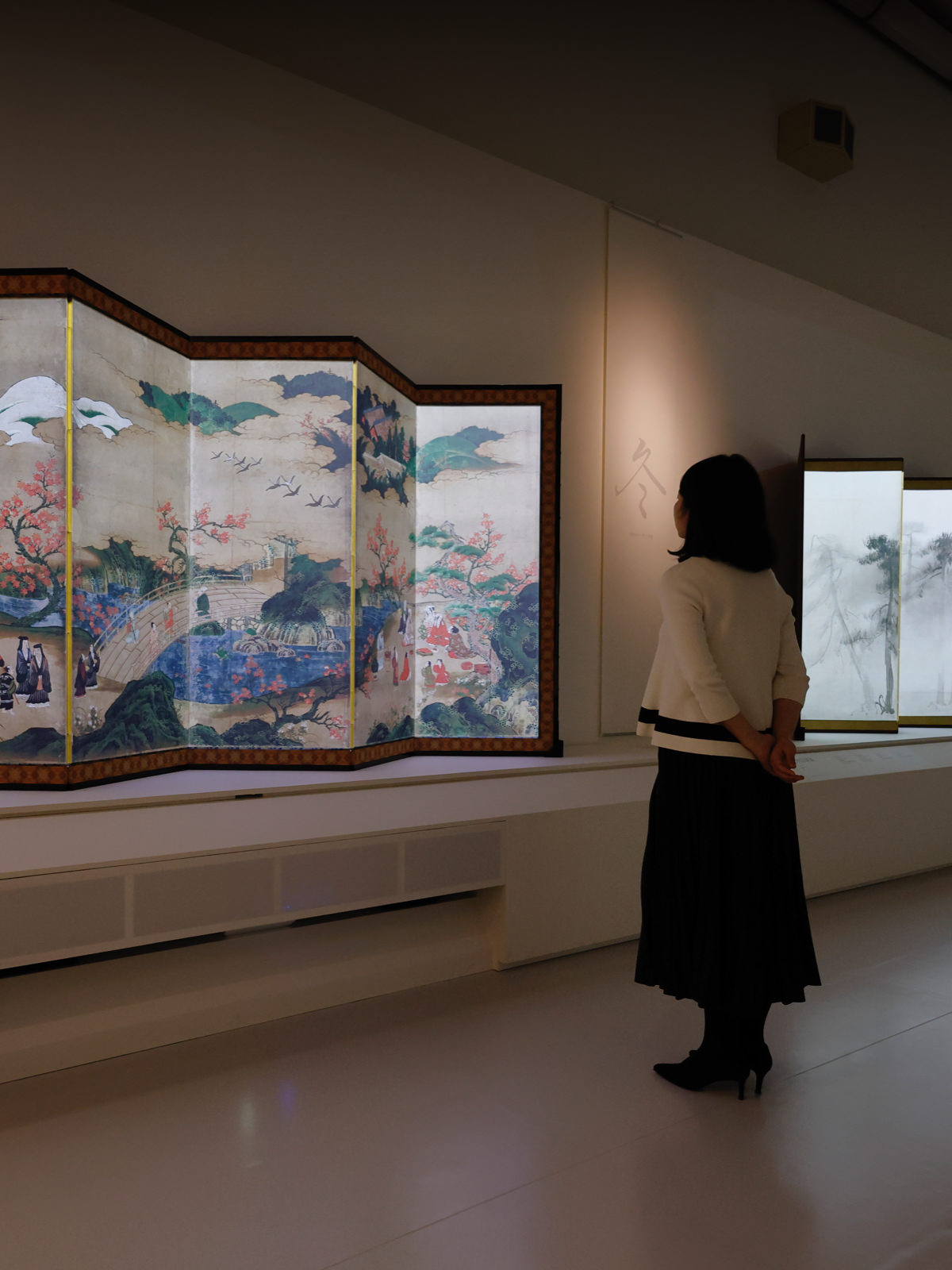 Viewing Experience of the High-Resolution Facsimiles and Projection Mapping of Four National Treasures