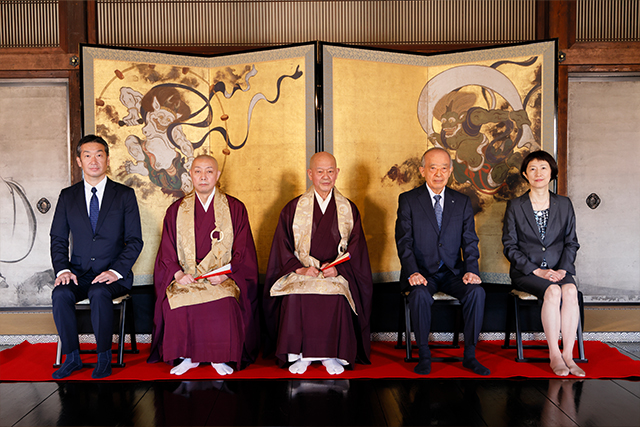 Commemorative photo at the donation ceremony