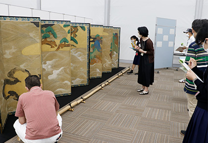 Thoughtfully appreciating Waves of Matsushima from top to bottom, left to right