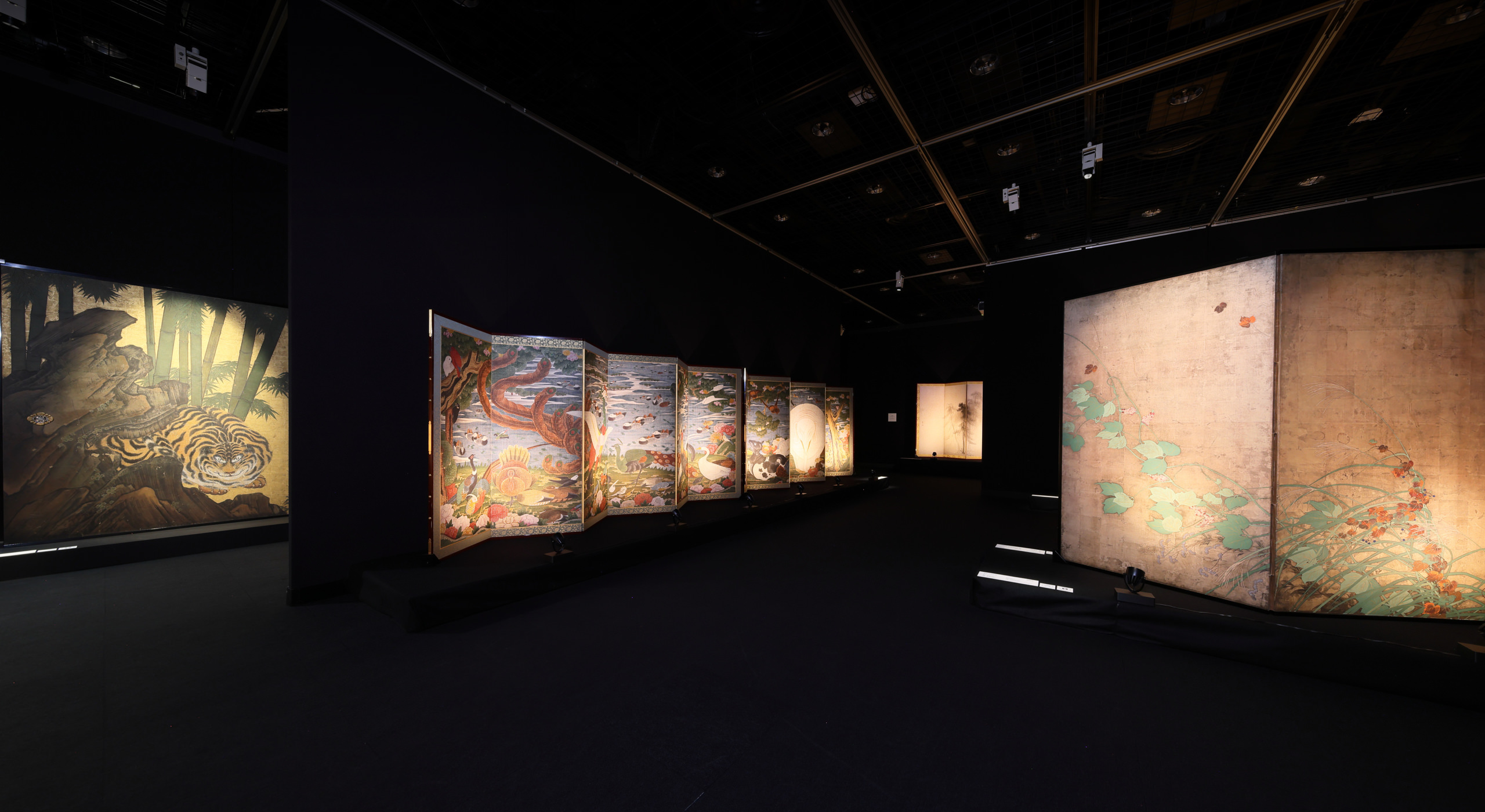 The Beauty of Japanese Culture through High Resolution Facsimiles