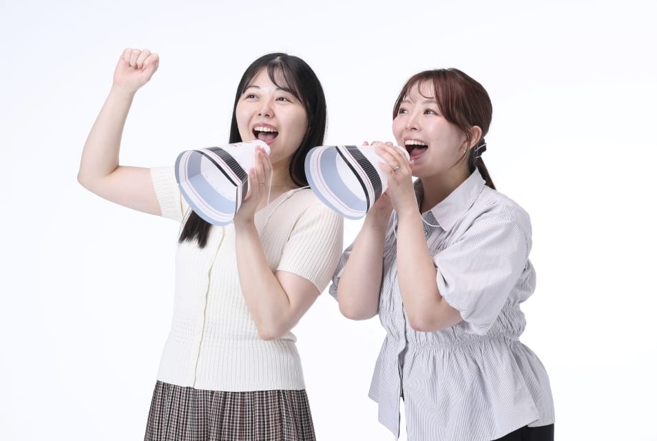 メガホンうちわを持って応援する様子