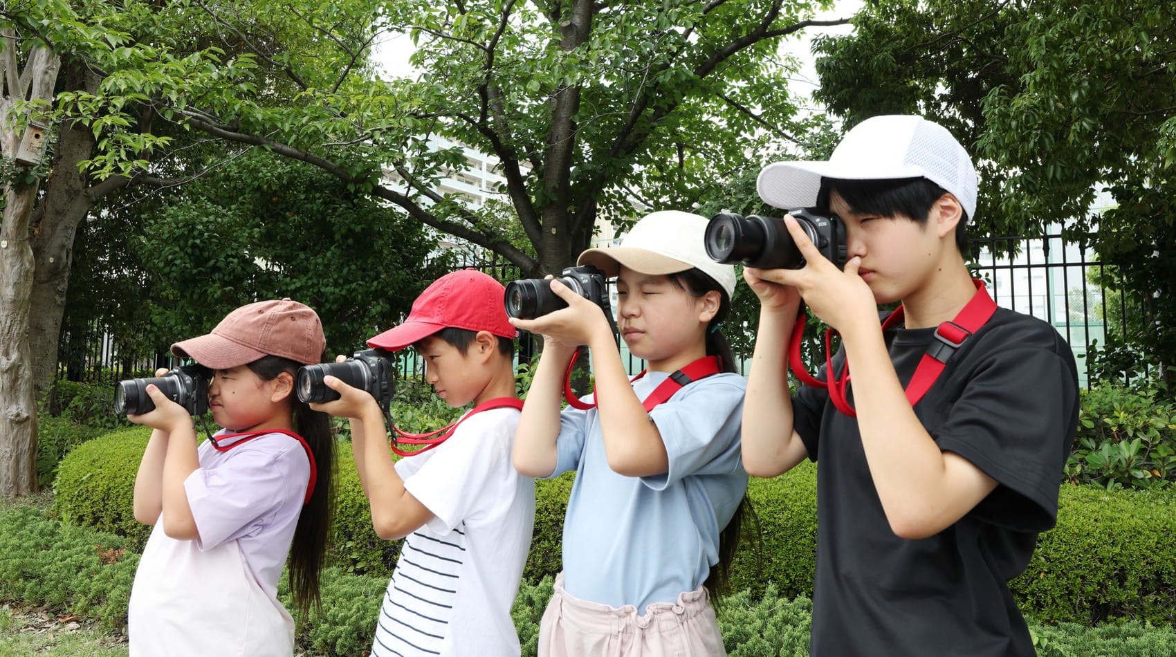 カメラを構えて撮影する子どもたち