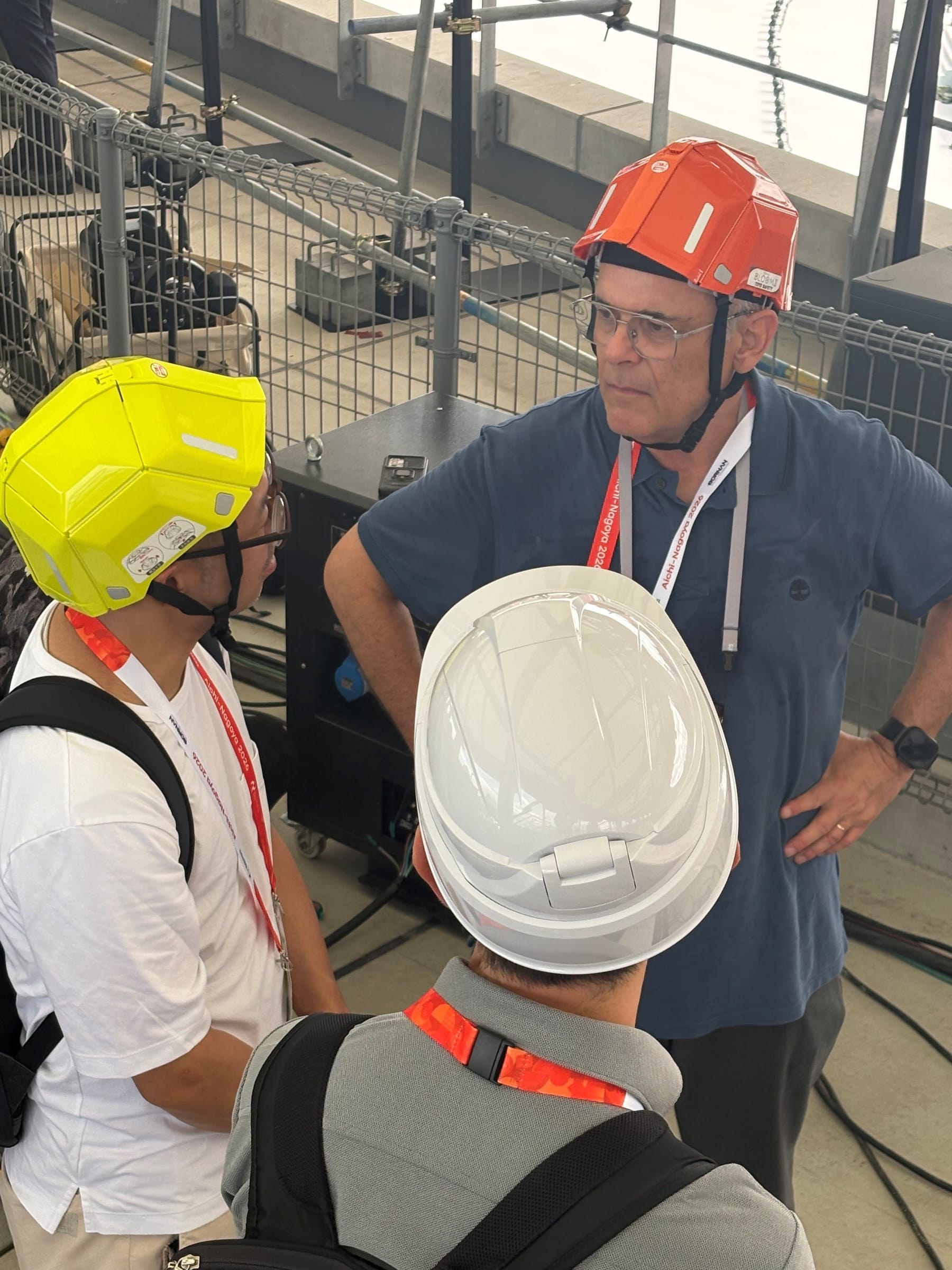 ヘルメットを着用し、会場の設置現場で話すIvo Gonzalez