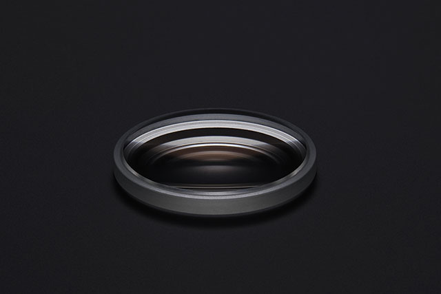 A replica aspherical lens that boasts excellent surface precision that is superior to that of EF lenses.