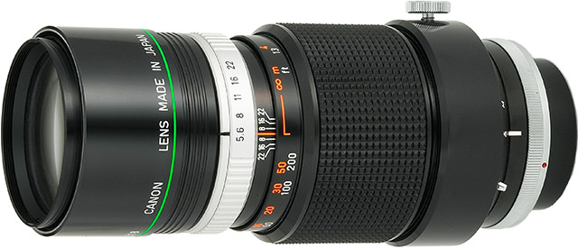 蛍石レンズを採用した世界初のカメラ用レンズFL-F300mm F5.6（1969年発売）蛍石の光をイメージした緑のラインは、蛍石レンズを採用した証。