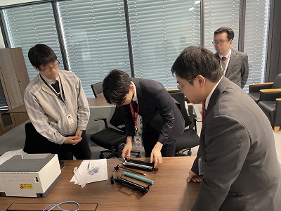 実際の製品を見ながら検討する様子