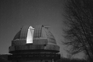 木曽観測所の観測ドーム<br>（0.1～0.3ルクス程度の環境で、世界最大面積の超高感度CMOSセンサーで撮像）