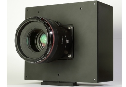 新開発の35mmフルサイズCMOSセンサー<br />を搭載したカメラの試作機