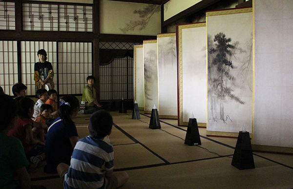 東京国立博物館でのワークショップ「屏風体験！」実施風景