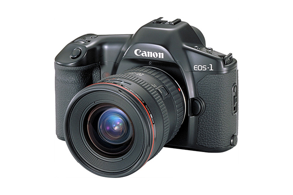 EOS-1＜1989年9月発売＞EOSシリーズ初のプロ向け最上位カメラ。