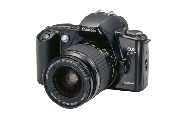 EOS Kiss＜1993年9月発売＞発売当時世界最小・最軽量を実現し、一眼レフカメラを身近なものに。