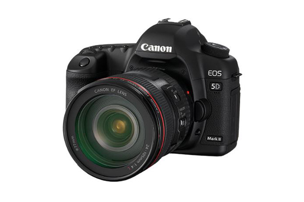 EOS 5D Mark II＜2008年11月発売＞レンズ交換式カメラとして初のフルHDでの動画撮影機能を搭載。
