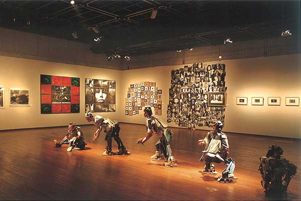 1992年に開催した第1回の受賞作品展の様子