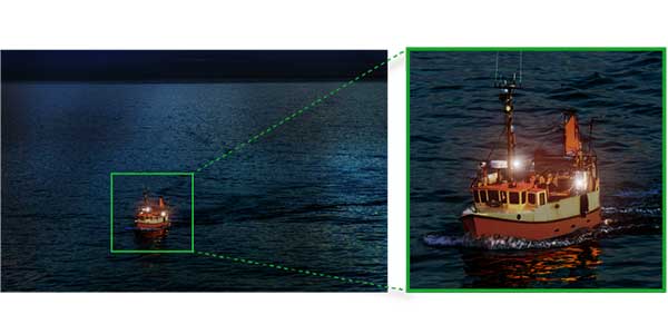 夜間の港湾監視イメージ（右：望遠撮影時）