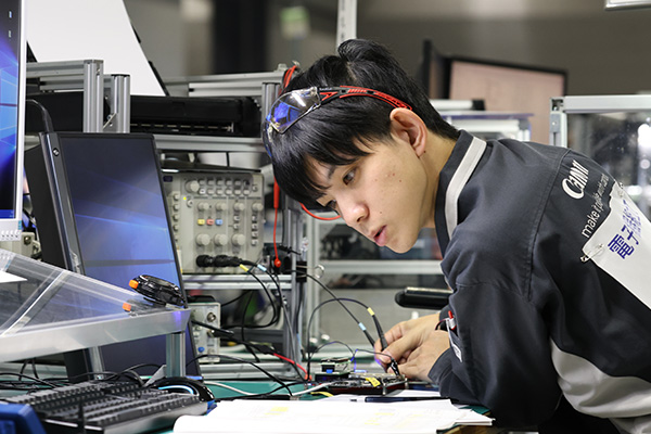 「電子機器組立て」で銀メダルを獲得した菅隼人選手