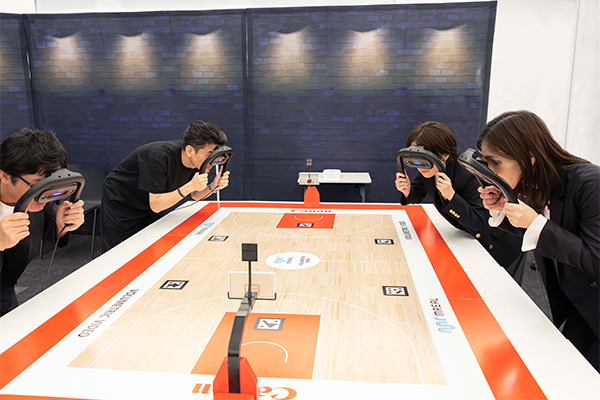 実証実験会場（東京・虎ノ門）でのMRデバイスによる観戦体験の様子