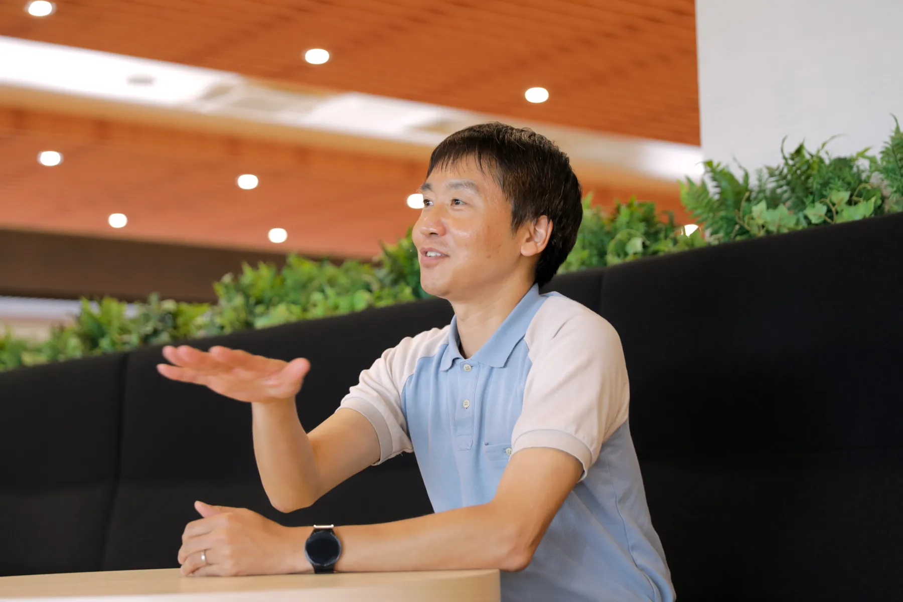 画像:インタビューを受ける松本 誠謙