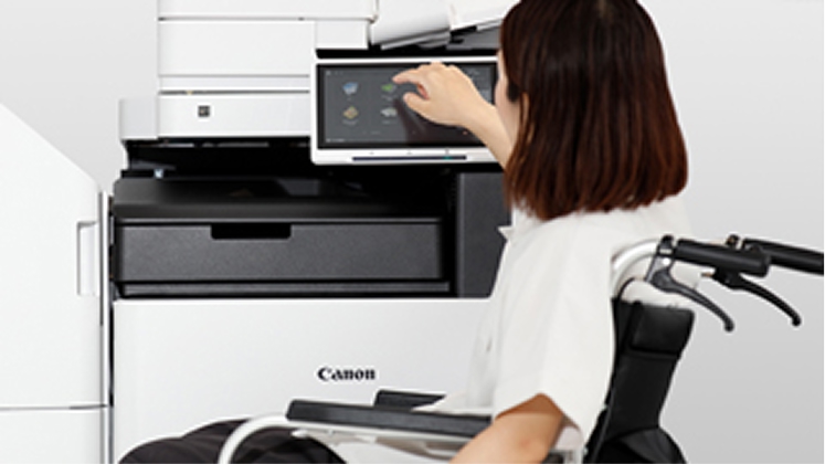 座ったままでも手が届くオフィス向け複合機の操作パネルをあらわす写真