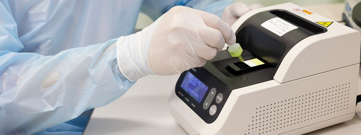 その場ですぐに検査する新型コロナウイルス抗原定性検査システムのメインビジュアル