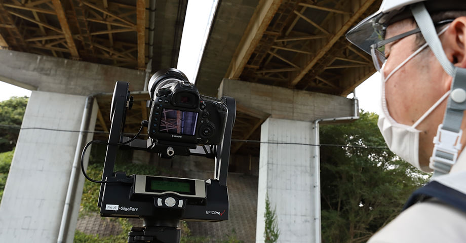 カメラとサービスを使ってインフラを点検している様子