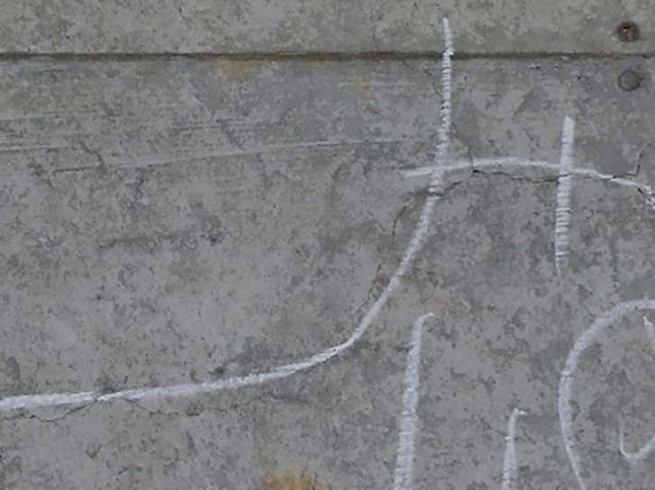 技術者が目視点検しチョークで印をつけたコンクリート構造物の撮影画像とAIを活用してコンクリートのひび割れを自動で検知した結果の比較画像