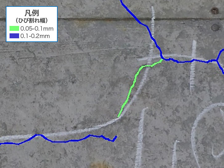 技術者が目視点検しチョークで印をつけたコンクリート構造物の撮影画像とAIを活用してコンクリートのひび割れを自動で検知した結果の比較画像