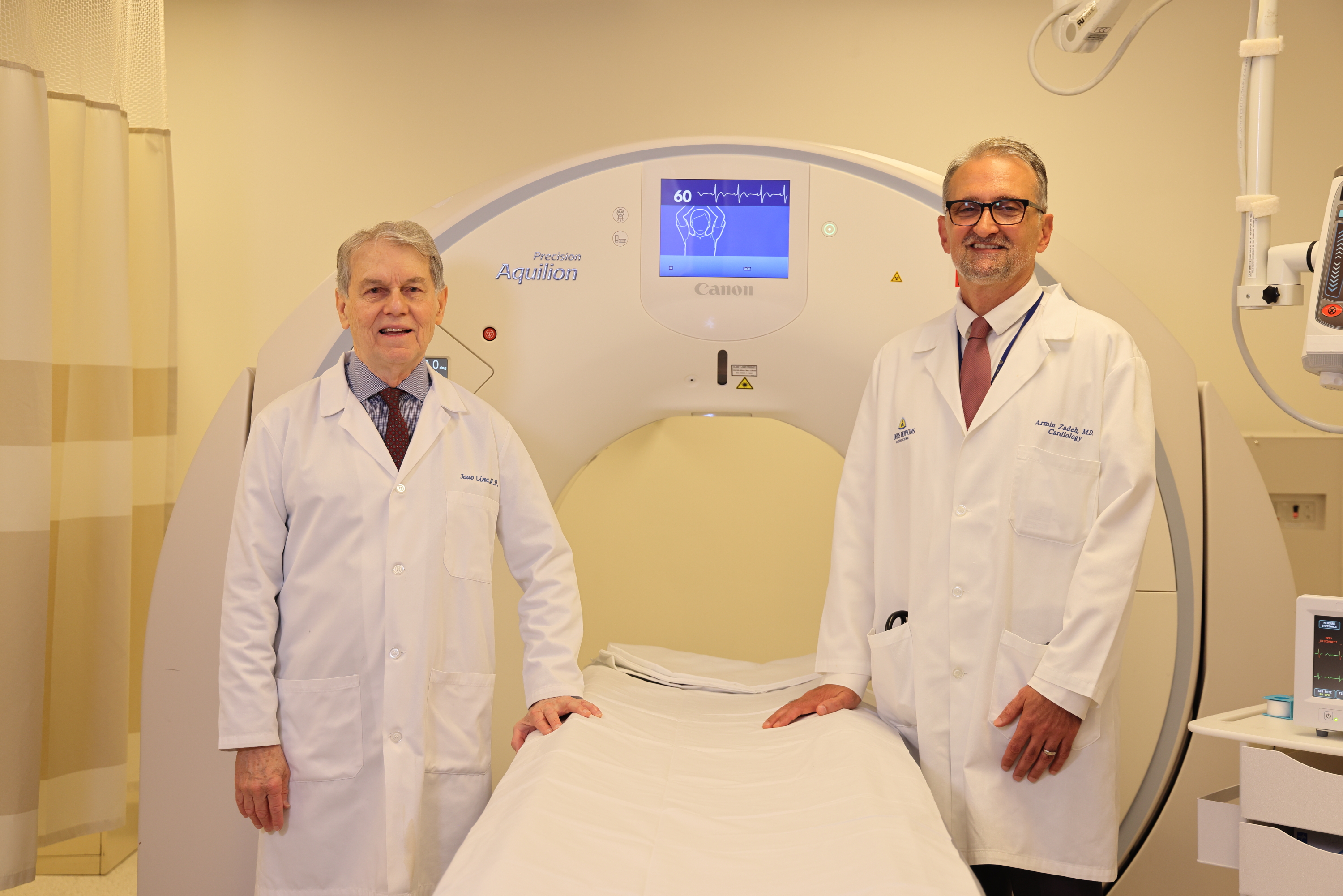 高精細CTの前で撮影した、リマ先生とザデ先生の集合写真