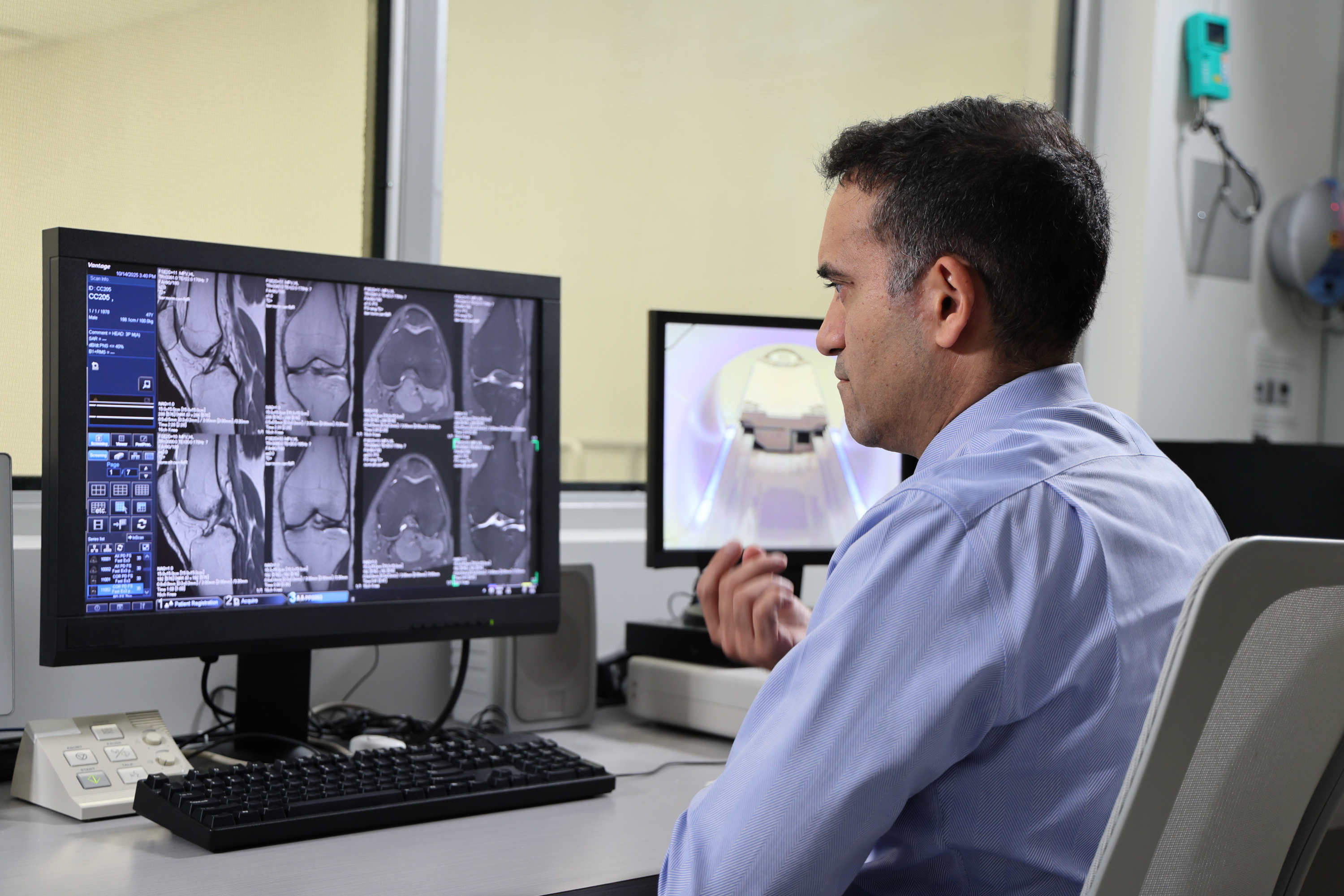 高精細CTの前で撮影した、リマ先生とザデ先生の集合写真