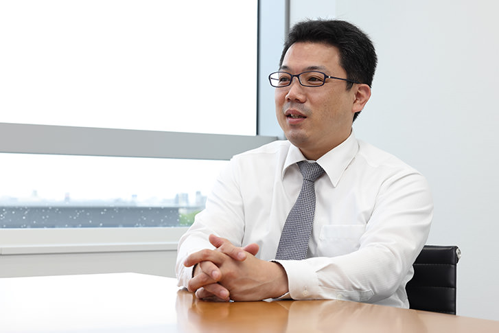 インタビューを受けるヤスイノブヒロ