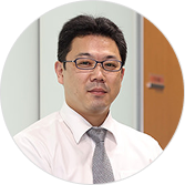 安居伸浩（ヤスイノブヒロ）のポートレート画像です。