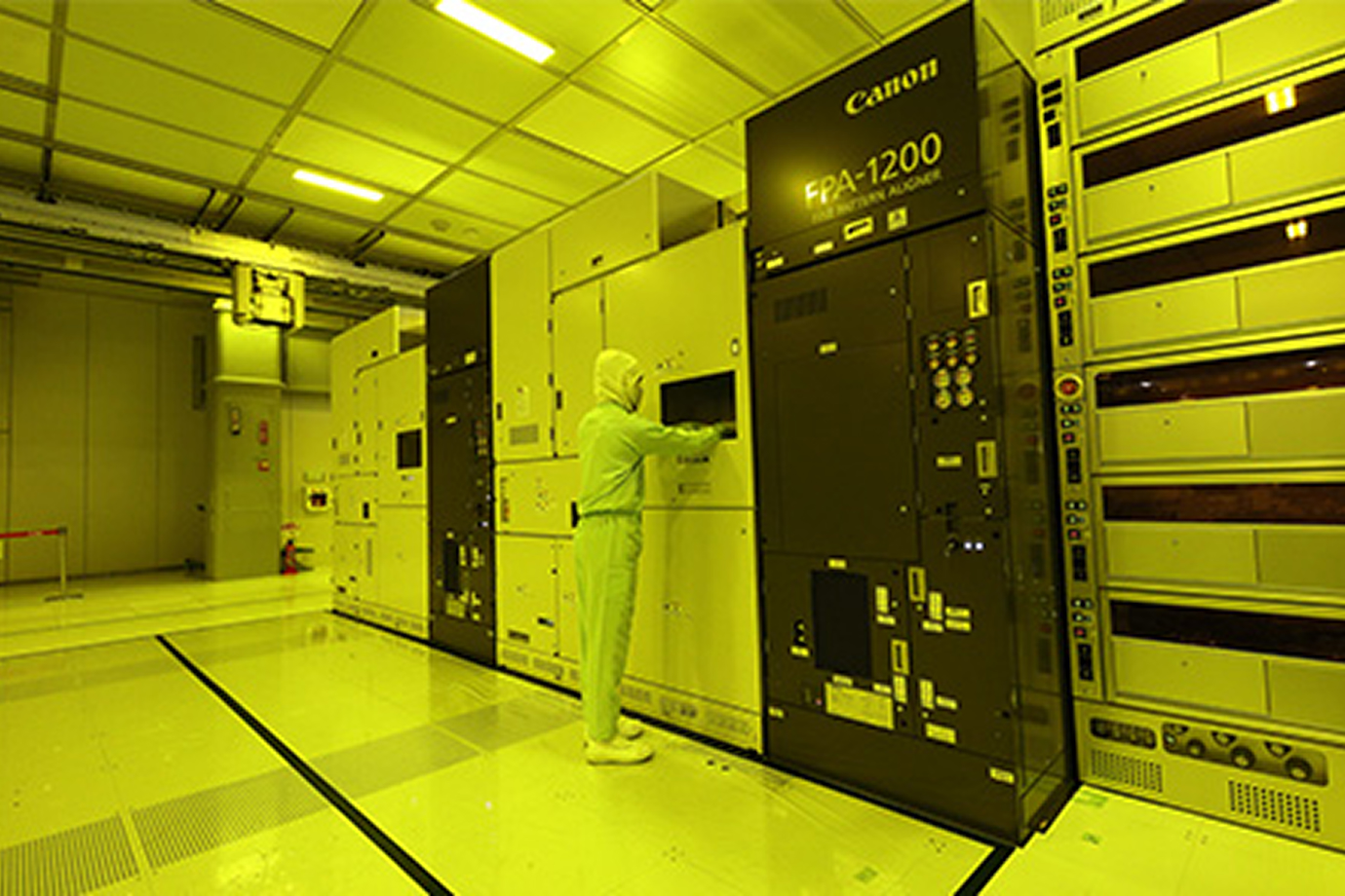 東芝メモリ四日市工場で調整が進むナノインプリント半導体製造装置「FPA-1200NZ2C」の画像です。