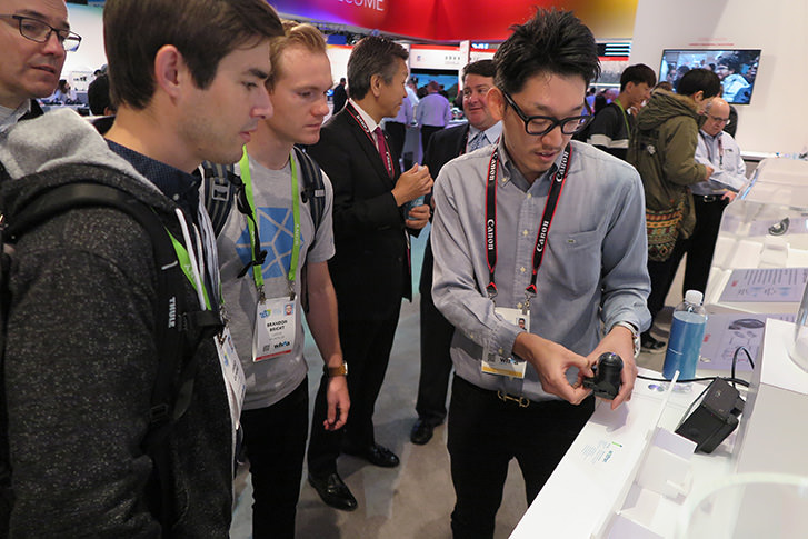 試作機を手にアメリカの展示会で説明する若松さん画像