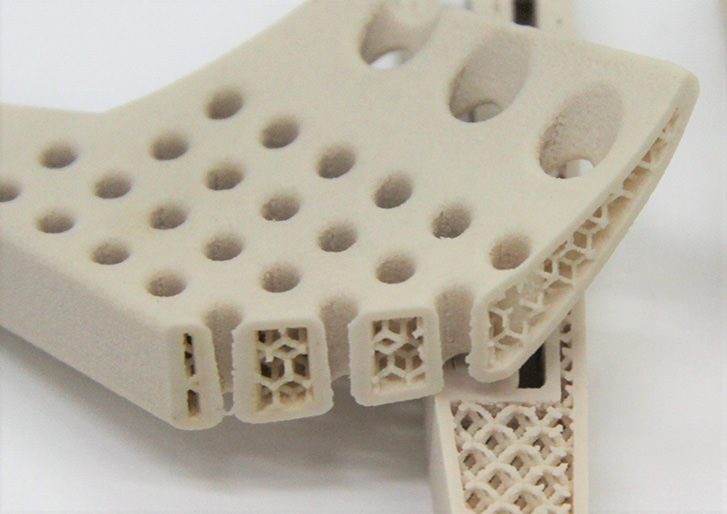 部品内部に複雑な格子構造を埋め込んだ中空形状イメージ