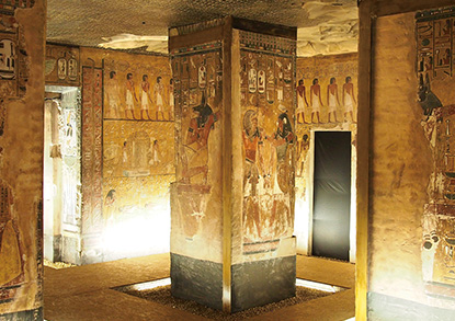 復元されたレリーフが施された壁や柱